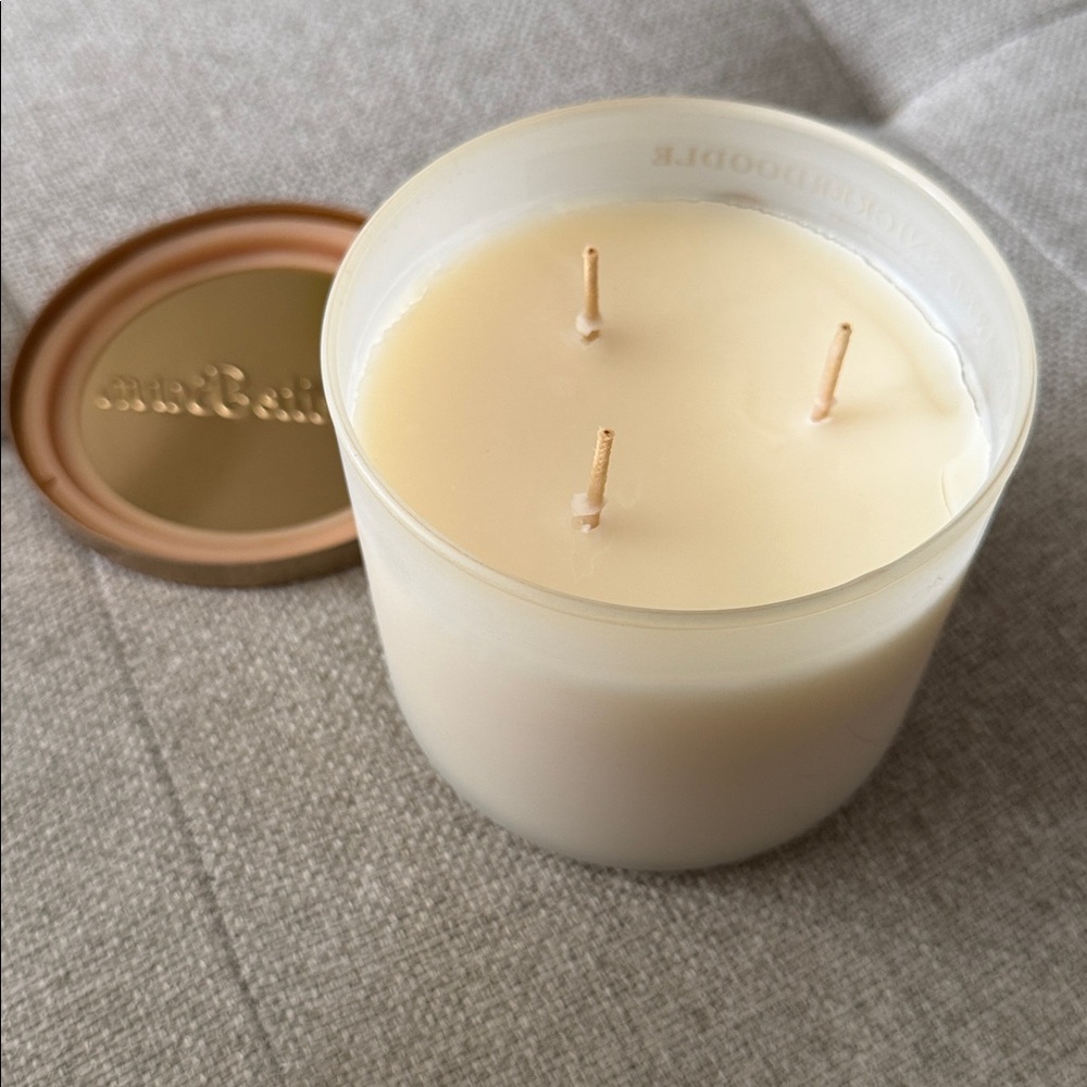 Bath & Body Works, White Barn, Sugared Snickerdoodle Candle with Gold Lid - Picture 3 of 3